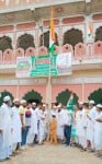 ागपत के पुराना कस्बे स्थित मदरसे में ध्वजारोहण करते शहर काजी हबीबुर्रहमान व मौजूद उलेमा