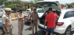 मथुरा। बॉर्डर पर वाहनों की चेकिंग करते एसपी देहात श्रीशचंद व पुलिसकर्मी।