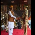सीएम शिवराज ने एसीपी सुभाष सिंह को सम्मानित करते