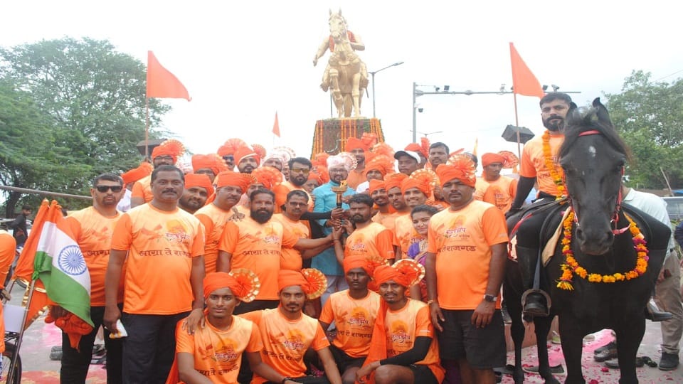Garuda udaan yatra from Agra to Maharashtra depart with one Thousand Runners And Horsemen