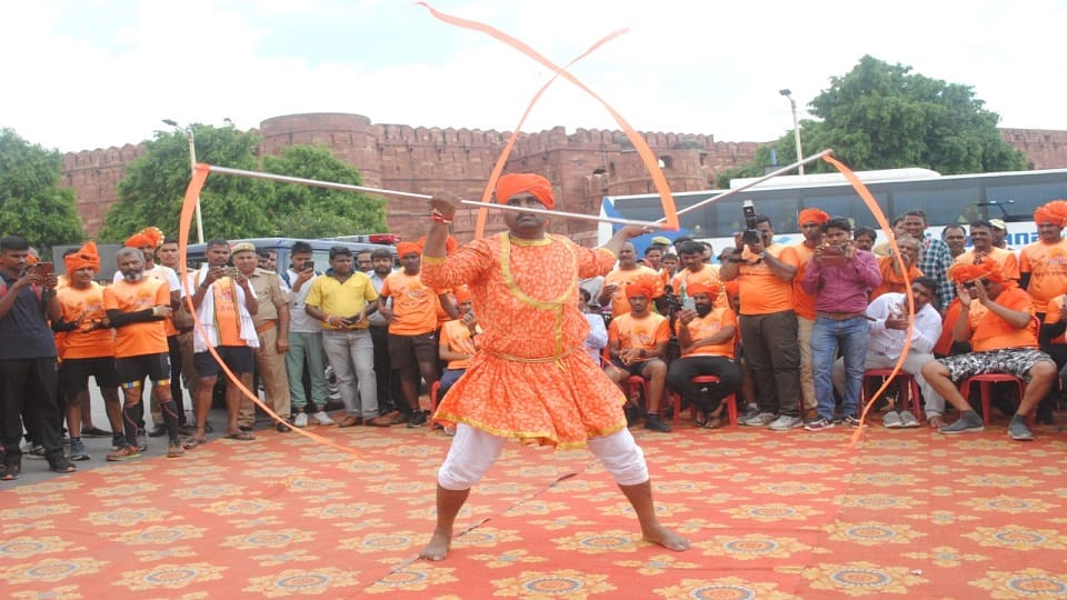 Garuda udaan yatra from Agra to Maharashtra depart with one Thousand Runners And Horsemen