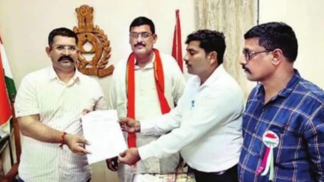 chauki incharge suspended for abusing gram pradhan in bahraich.