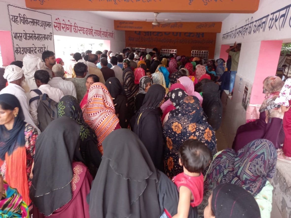 Crowd gathered in the hospital, had to wait for the introduction of digital slip