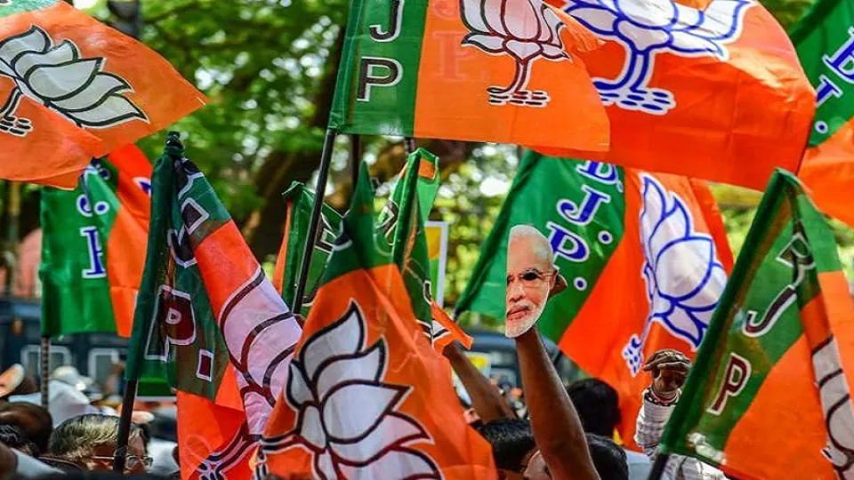 BJP youth wing workers came to protest where the Jharkhand MLAs stayed