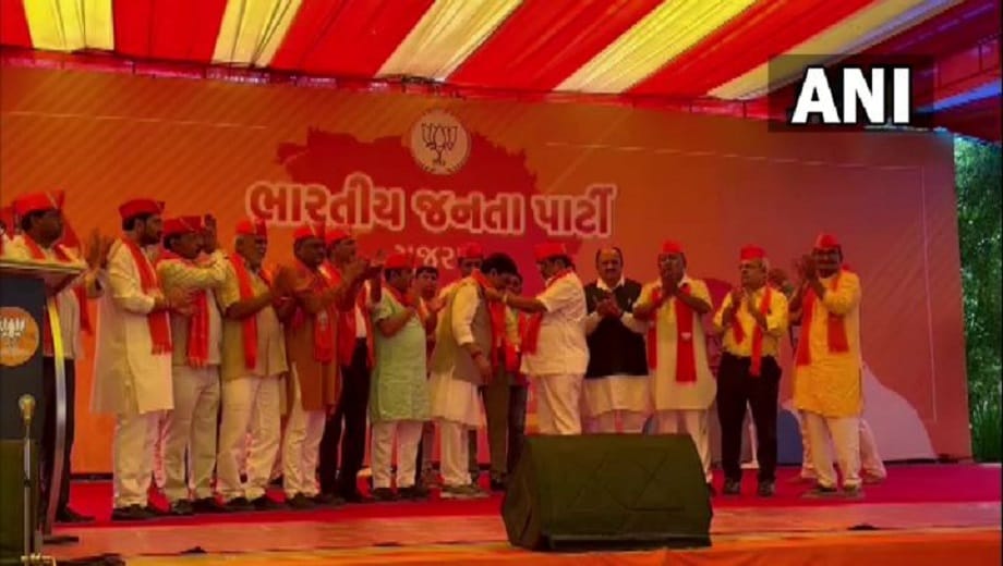 Senior Gujarat Congress leaders Naresh Raval and Raju Parmar join BJP