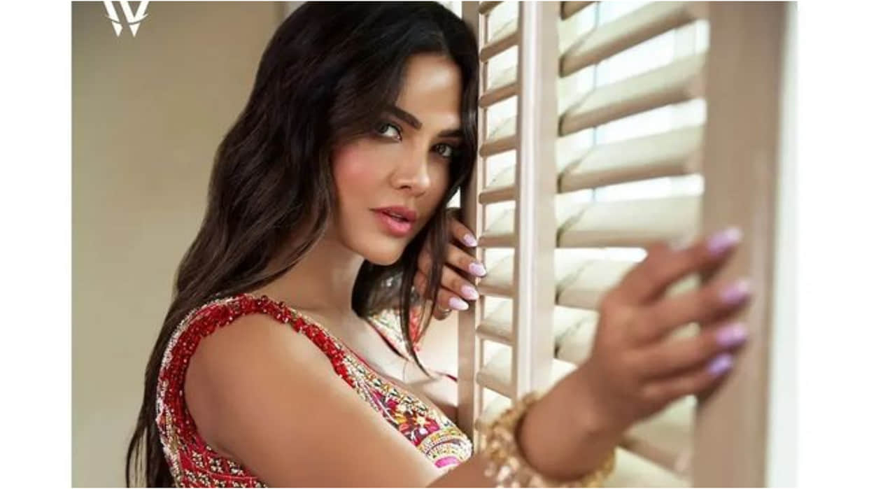 esha gupta became modern bride in lavender lehenga with bold neckline blouse