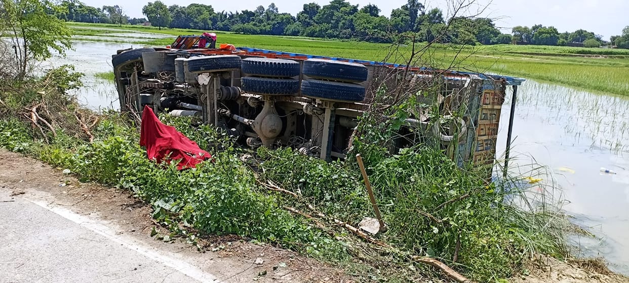 Hardoi, Potato loaded truck overturned, driver-helper saved his life by jumping