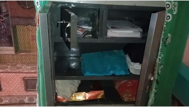 Hardoi, A young man ran away with cash and jewelery by pointing a gun at the woman