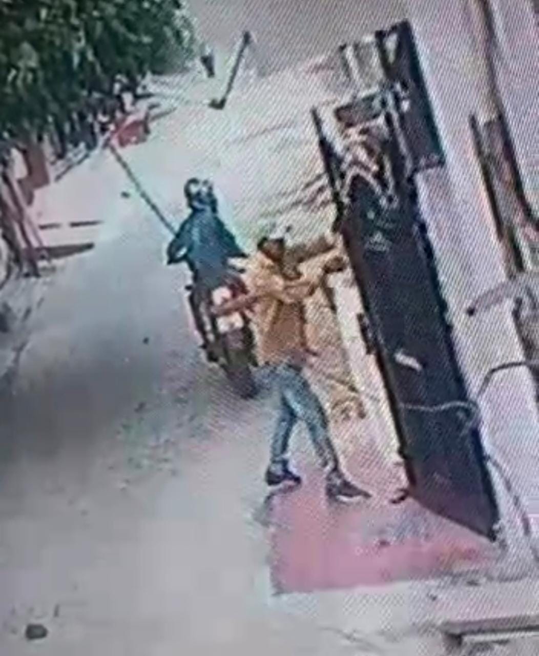 Youths snatch chain from neck of woman sweeping street