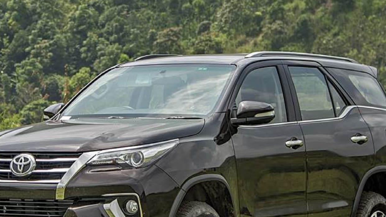 Security personnel clashed with miscreants car worth 49 lakhs saved from being stolen