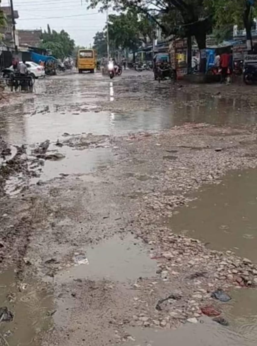 Potholes of roads become trouble, traffic becomes difficult