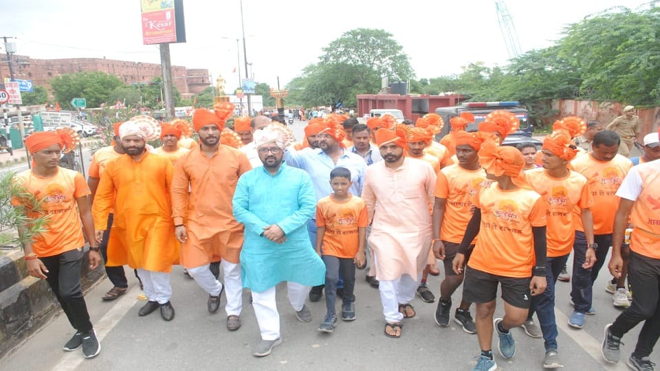 Garuda udaan yatra from Agra to Maharashtra depart with one Thousand Runners And Horsemen