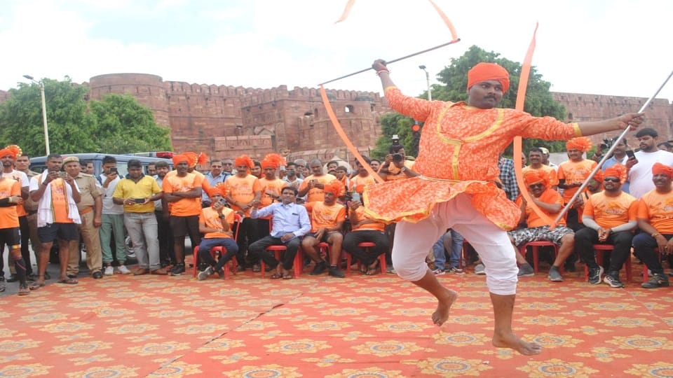 Garuda udaan yatra from Agra to Maharashtra depart with one Thousand Runners And Horsemen