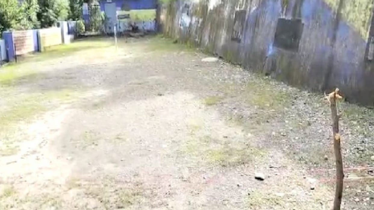 After being out of multi task worker recruitment, the person fenced the school gate