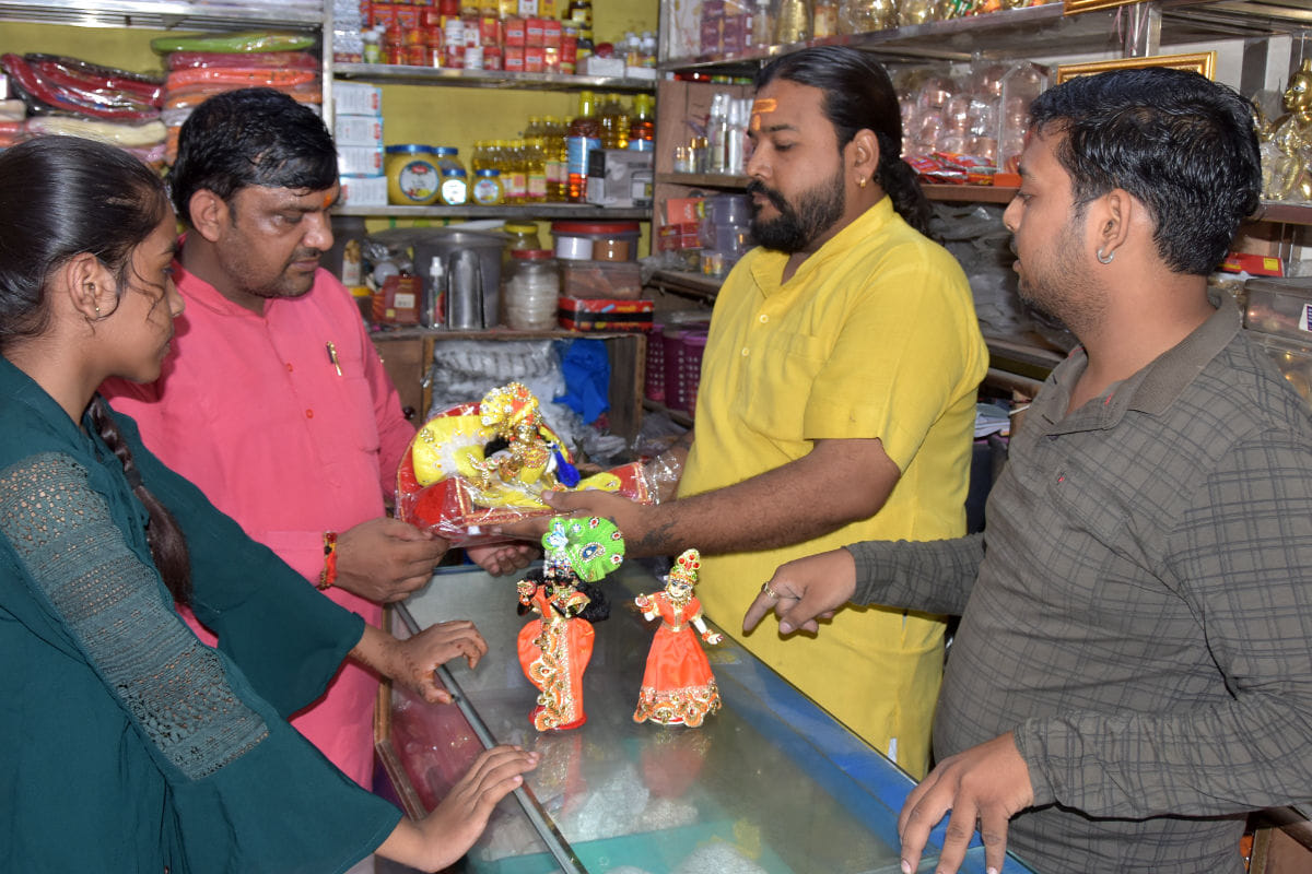 Preparations to welcome Kanha, shopping is going on