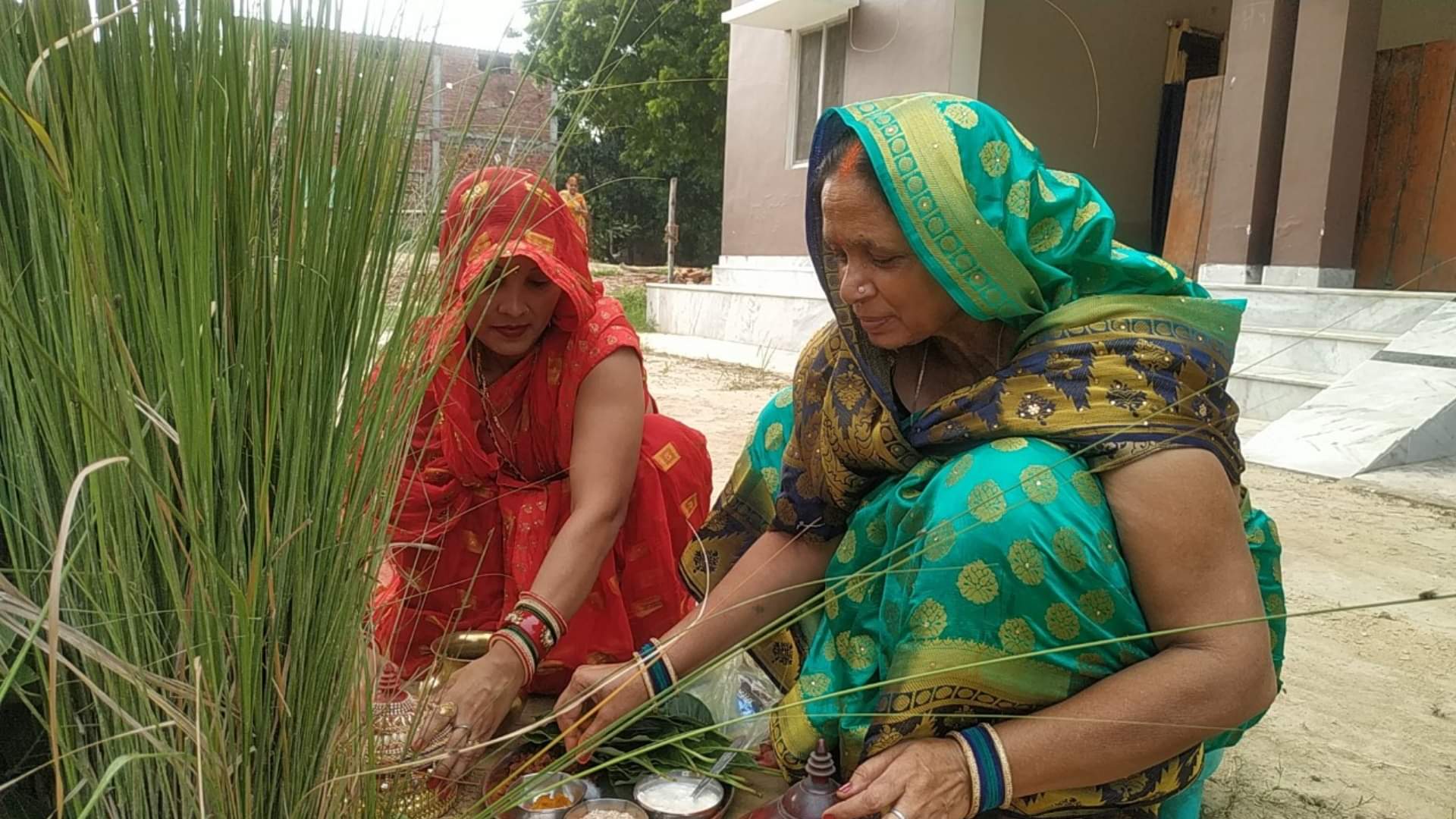 हलषष्ठी व्रत की पूजा करती माताएं।