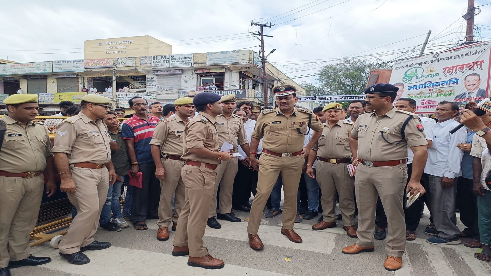 Hapur policeman posted at the court gate were lurking after firing