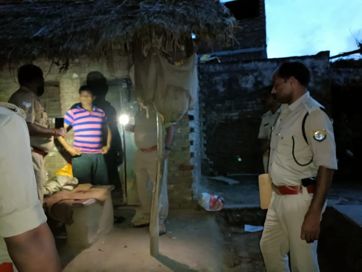 Hathras: raided and caught 20 quarters of country liquor