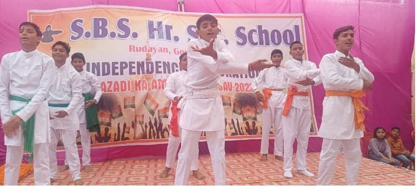 Hathras: Distribute prizes to the children participating in the sports festival