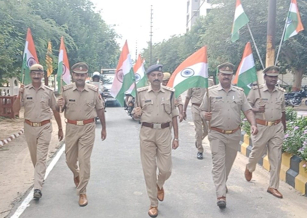 Hathras: Tricolor flag march with patriotic songs