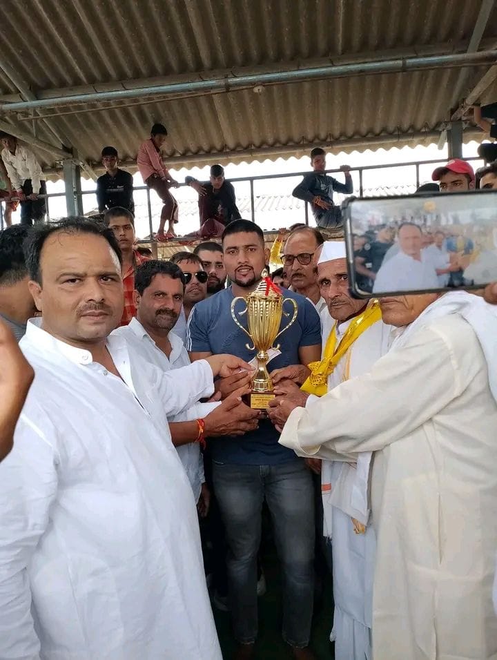 Hathras: The participants showed their strength in the running competition