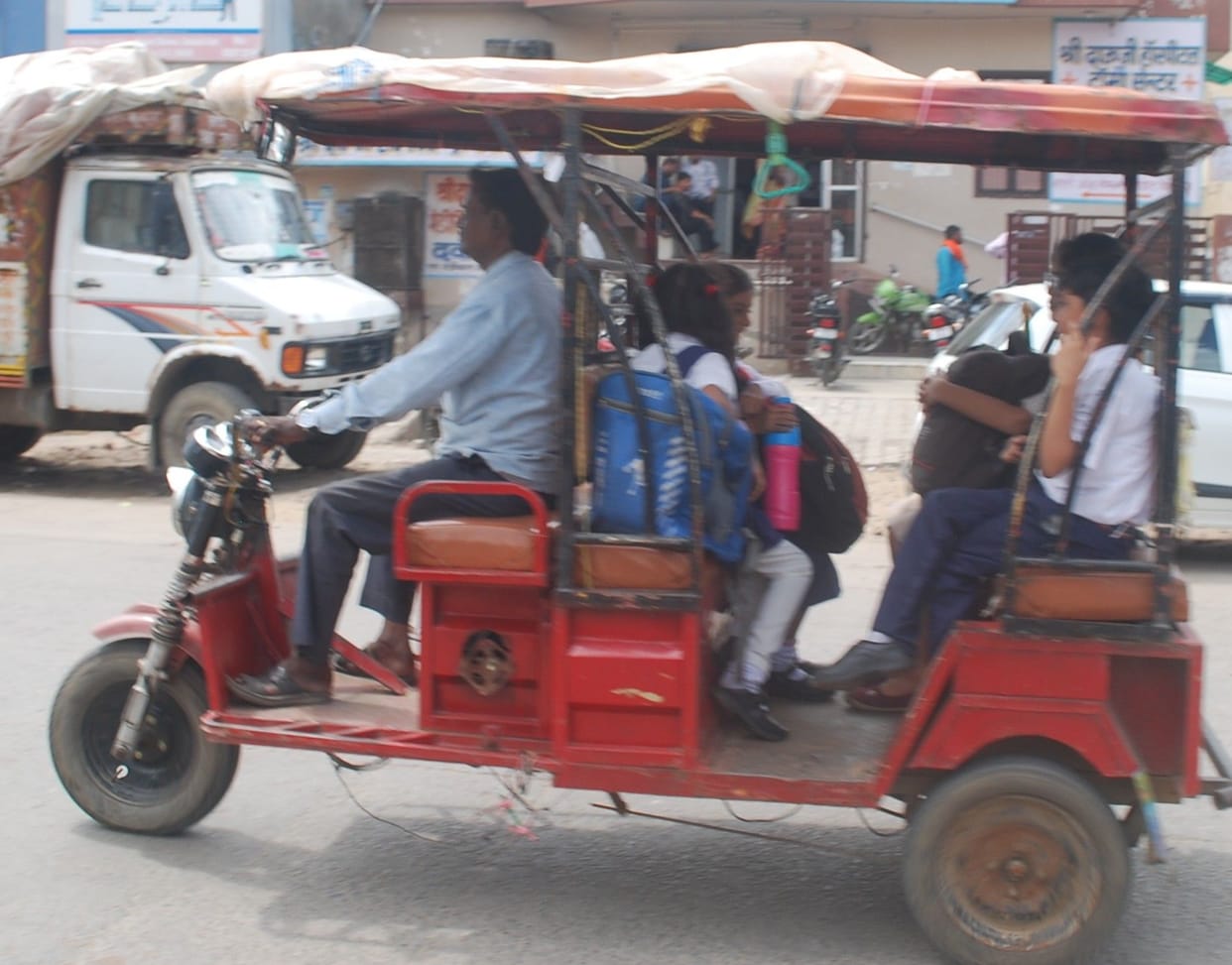 Hathras: E-rickshaw running ignoring the rules