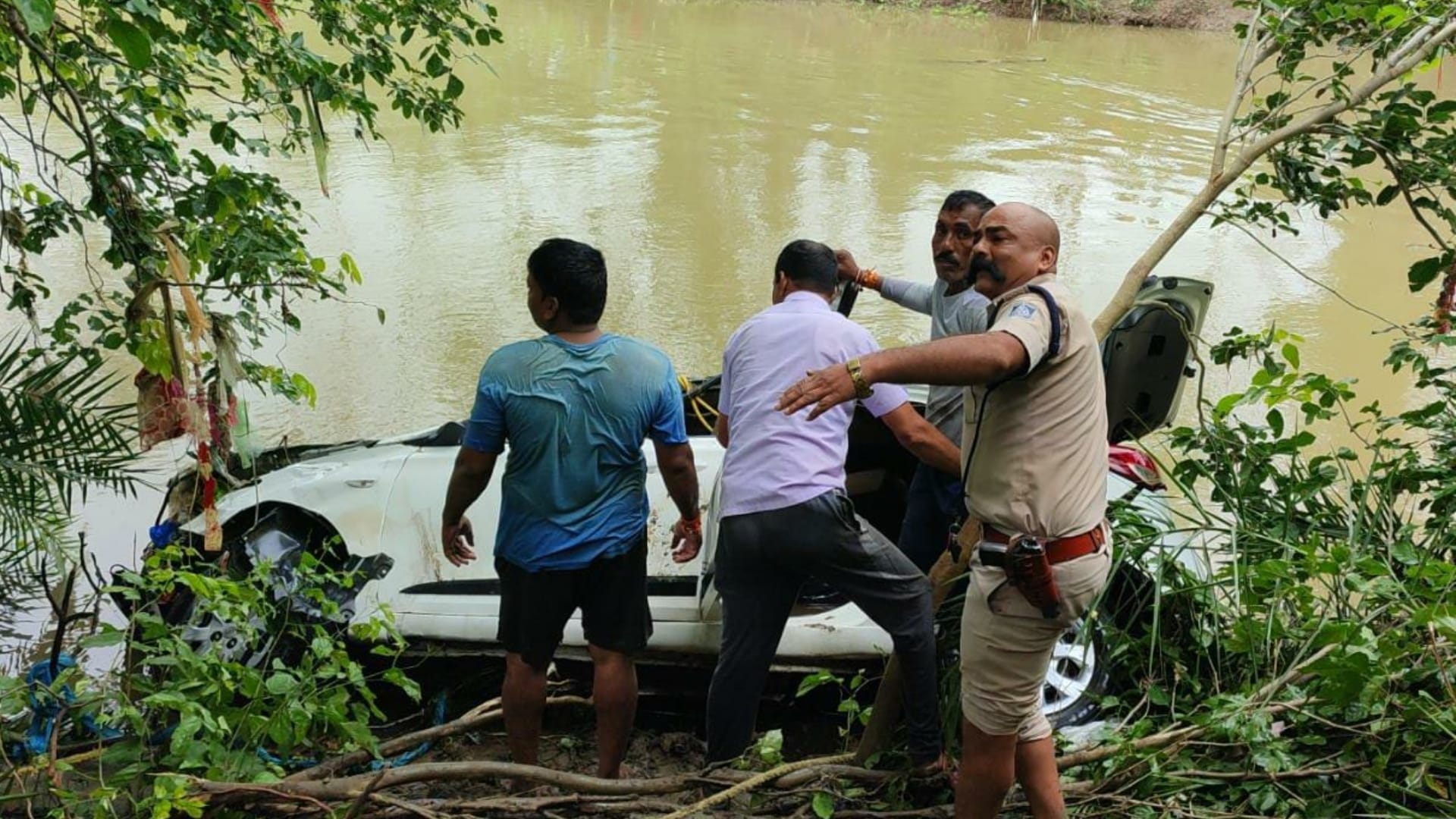 Sehore: After nine days, the body of Shajapur Tehsildar was found in water near Sheopur, 418 km away