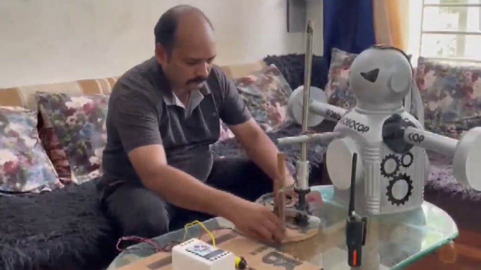 Robot made of scrap will handle traffic in Mandla, police officer made it for three thousand rupees