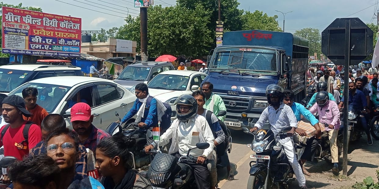 Passers-by stuck in jam, vehicles kept on crawling