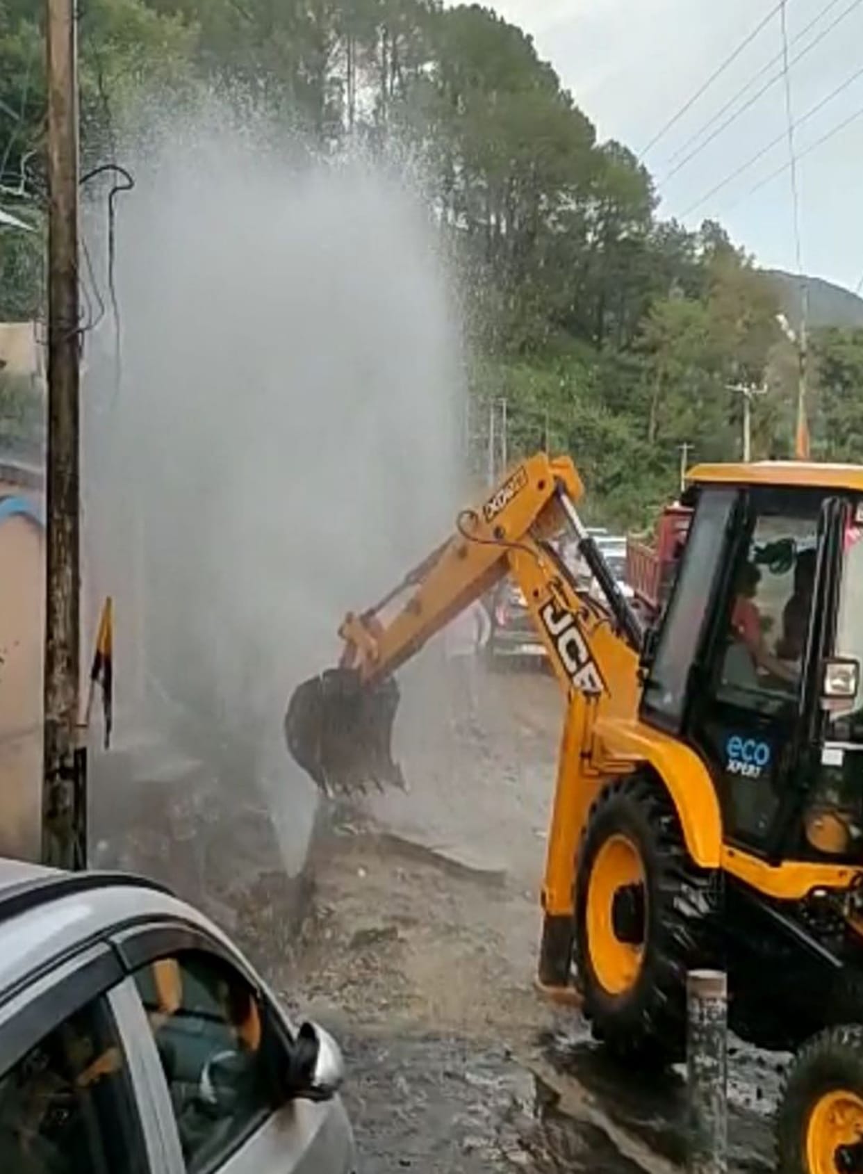 mandi news, himachal news water Pipeline burst  JCB, wasted water jogindernagar
