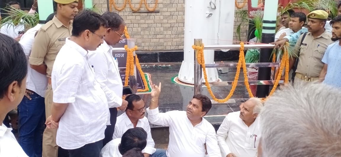 If the chair was not found on the stage, the MLA sat on the ground