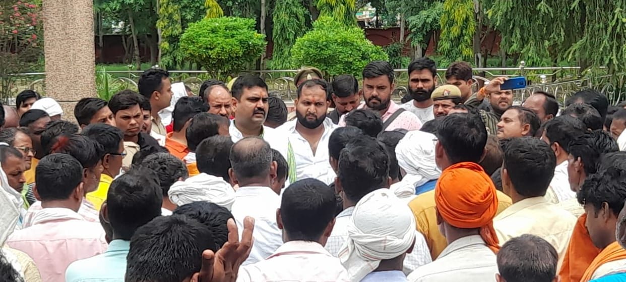 The cleaning workers surrounded the MLA in support of the demands