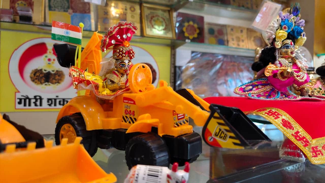 Krishna Janmashtami 2022 Lord Krishna will sit on bulldozer demand of Radha-Krishna of Kashi till abroad