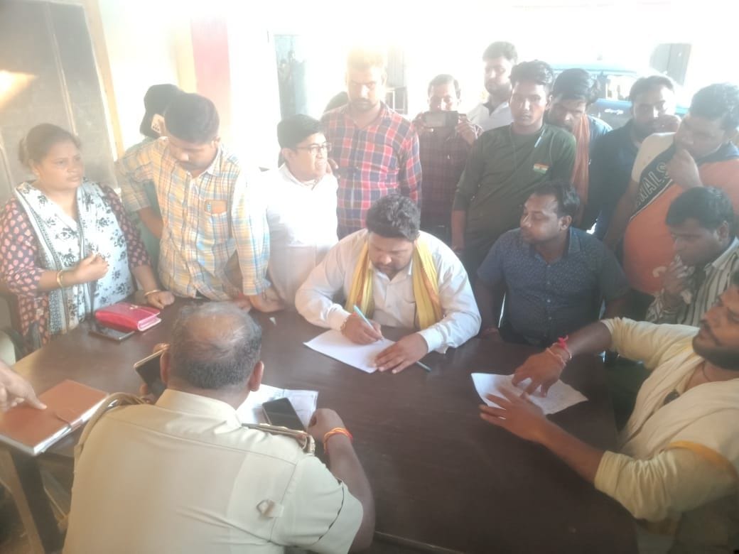 Hathras: Anger due to non-disposal of cases