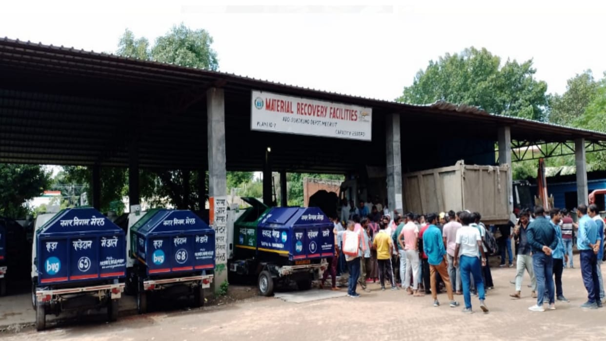 Meerut: Cleanliness system derailed, garbage vehicles jammed, employees locked the depot