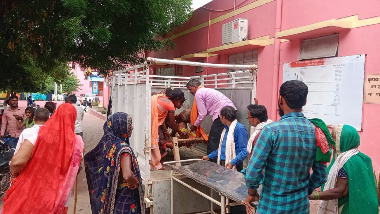 the old woman was brought to the hospital by loading her on the cot in varanasi