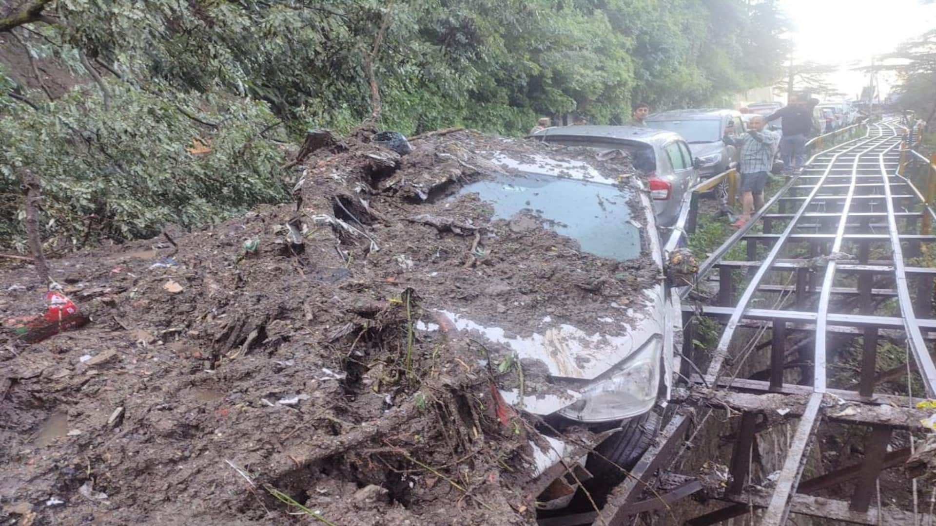 Himachal weather update, Heavy rain wreaked havoc, a dozen trees fell, vehicles buried in debris, see devastat