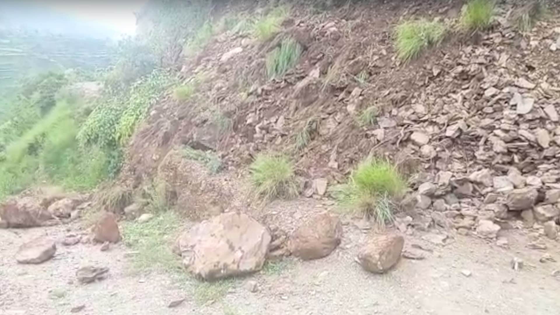 Himachal weather update, Heavy rain wreaked havoc, a dozen trees fell, vehicles buried in debris, see devastat