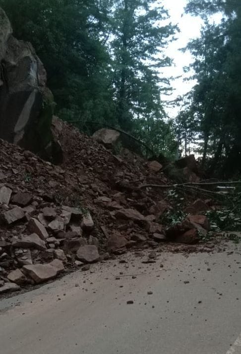mandi news, himachal news landslide janjehli mandi road apple vehicle stuck