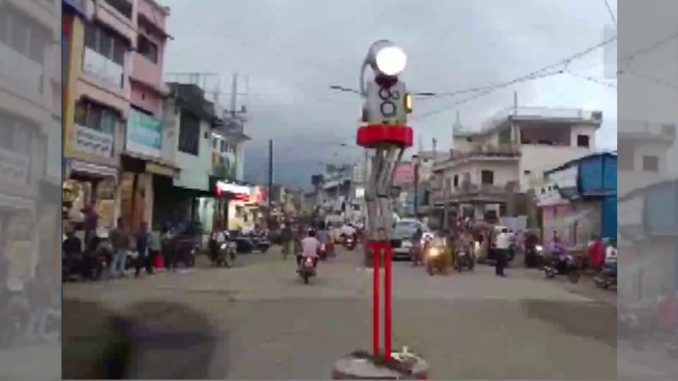 Robot made of scrap will handle traffic in Mandla, police officer made it for three thousand rupees