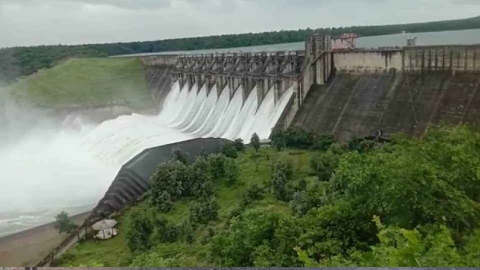 मड़ीखेड़ा बांध के दस गेट खोले गए।