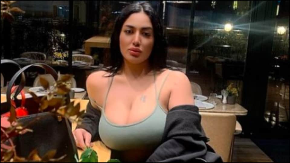 Pakistani Actress Mathira Famous for Her Boldness See Photos on Instagram News in Hindi