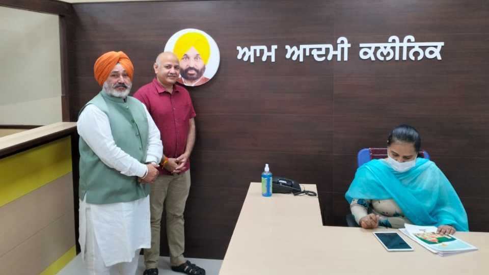 Manish Sisodia visited Mohalla Clinic in Mohali along with Chetan Singh Jauramajra