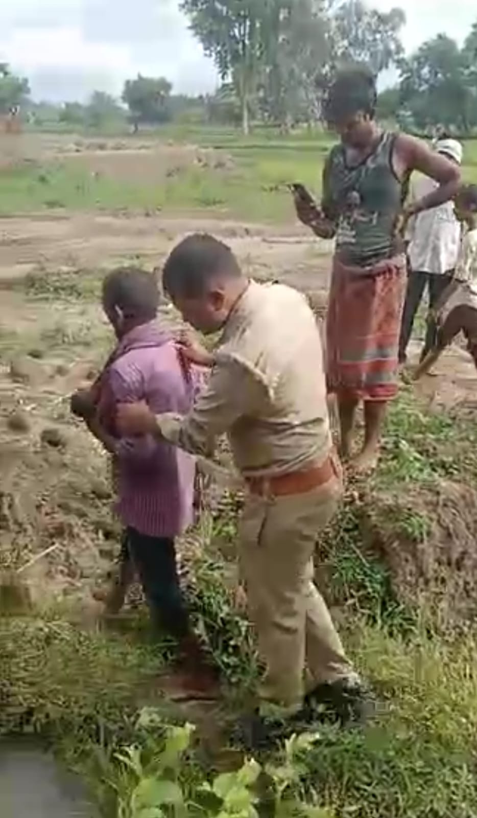 Banda: Father buried the newborn in a water-filled drain, police caught the father on the information of neighbors