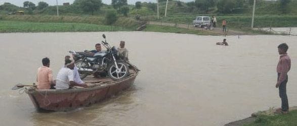 Kanpur Dehat: Water increased by two meters in Yamuna river, traffic stopped from the culvert of Pathar village