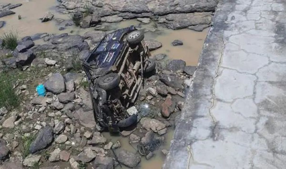 Miracle with jawans in sonbhadra Dial 112 police jeep fell down 50 feet From bridge