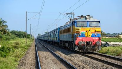 Railway News : कोहरे की वजह से 18 ट्रेनें निरस्त, 24 के बदले फेरे, पूरी लिस्ट यहां देखें Railway News: 18 trains canceled due to fog, 24 trips changed