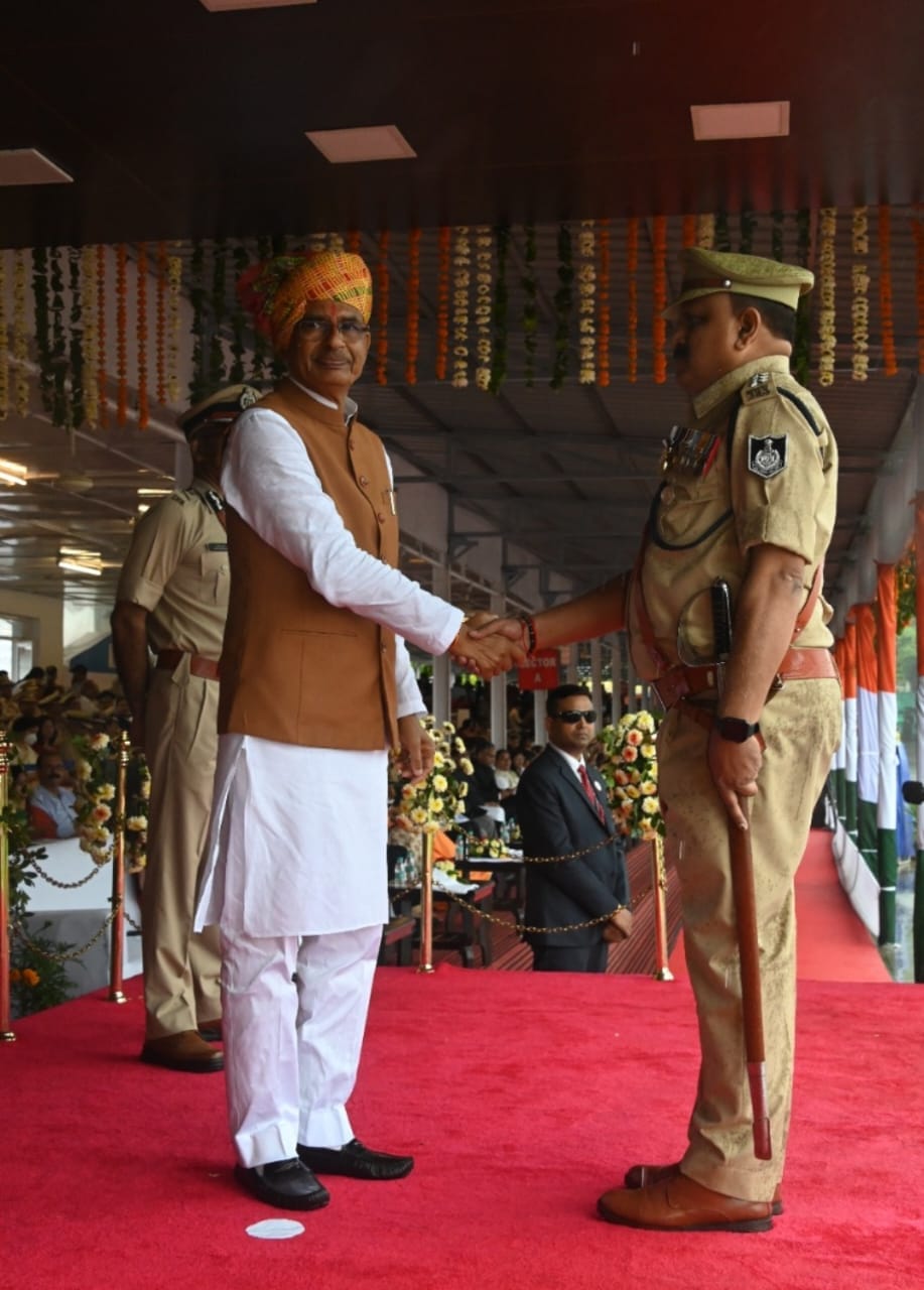 MP News: CM Shivraj honored ACP Subhash Singh with the Distinguished Police Service Medal