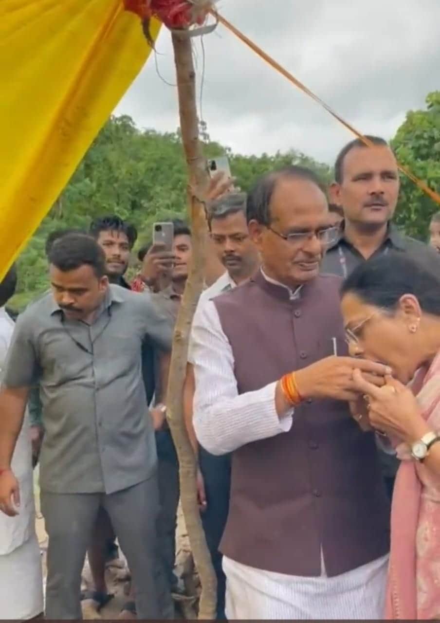 MP News: CM Shivraj fed his wife Sadhna with his own hands, the video went viral, said this in a poetic style