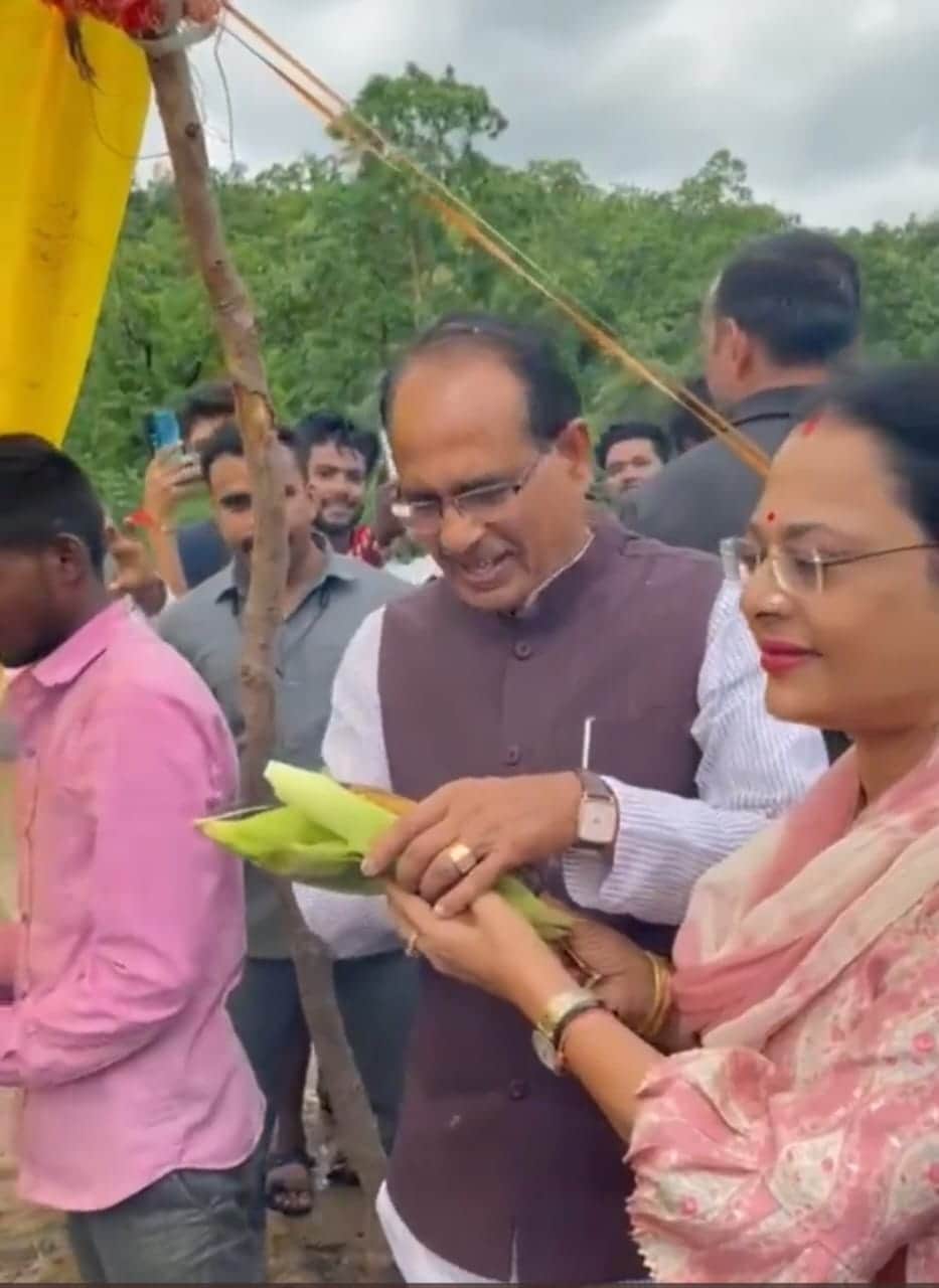 MP News: CM Shivraj fed his wife Sadhna with his own hands, the video went viral, said this in a poetic style